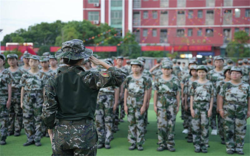 教官的新生軍訓(xùn)日記：磨礪與成長(zhǎng)的交響曲